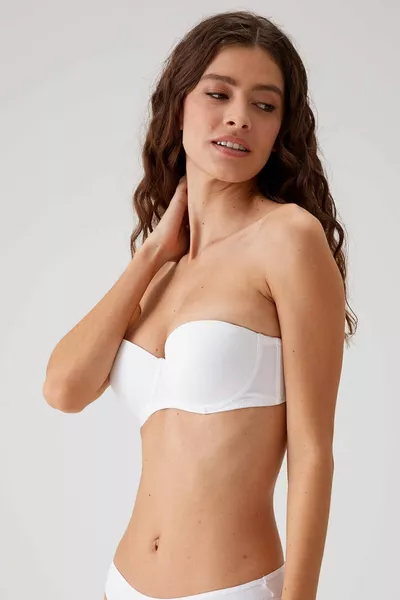 Дамски бял сутиен с твърди чашки и подплънки  (Със стойки - махащи се презрамки)