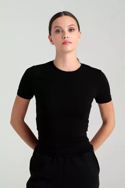 بلوزة قصيرة الأكمام بياقة دائرية ناعمة للغاية باللون الأسود