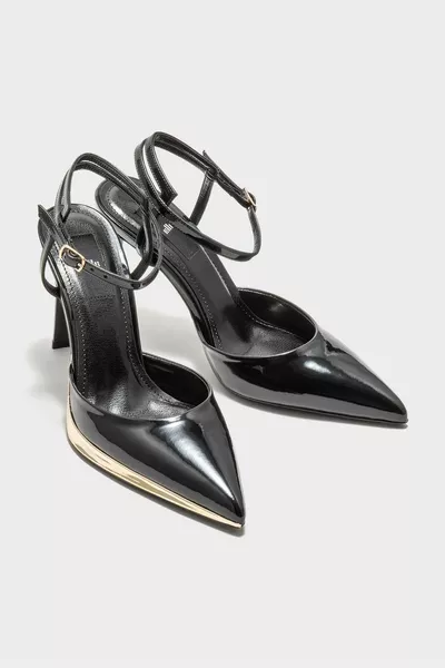 الكعب النسائي الأسود