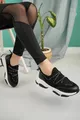 Sneaker stringata a righe elastiche con suola in poliestere nera da donna
