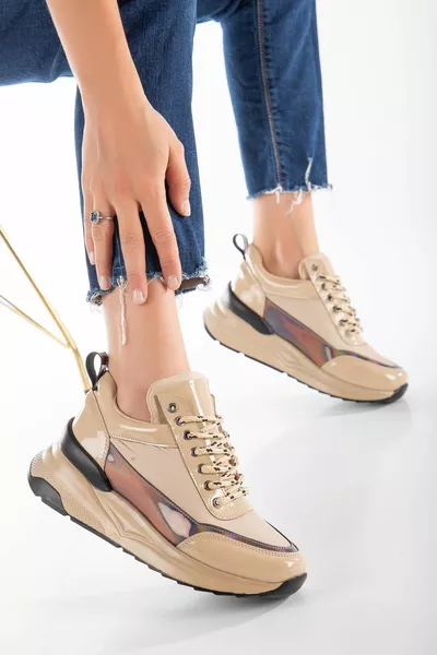 Женские кроссовки телесного цвета с лакированной кожей и голограммой