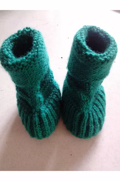 Вязаные вручную детские пинетки