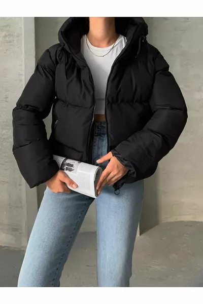 سترة نسائية سوداء مبطنة بغطاء للرأس قصيرة