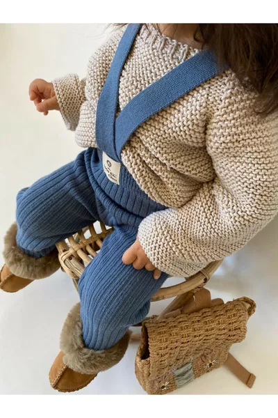 Gestrickte Baby-Leggings mit Trägern