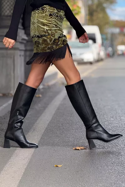 حذاء روجر جلد أسود غير لامع بأنف مربع وكعب عالٍ نسائي