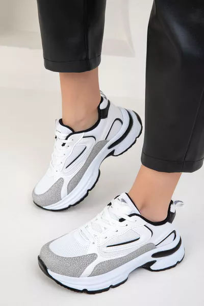 حذاء رياضي نسائي بألوان أبيض-ثلجي-أسود 