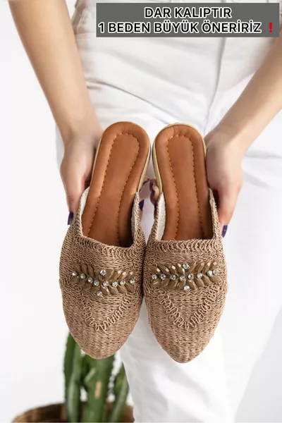 صندل نسائي مسطح مغلق من الأمام مع تفاصيل دانتيل وحجارة أنيق للصيف للمنزل والشاطئ والعطلة