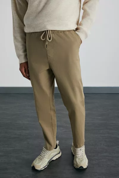 بنطال رجالي رييس بقصة مريحة، خصر مطاطي، من قماش قطني منسوج مع الإسباندكس، قابل للغسل ولونه بيج