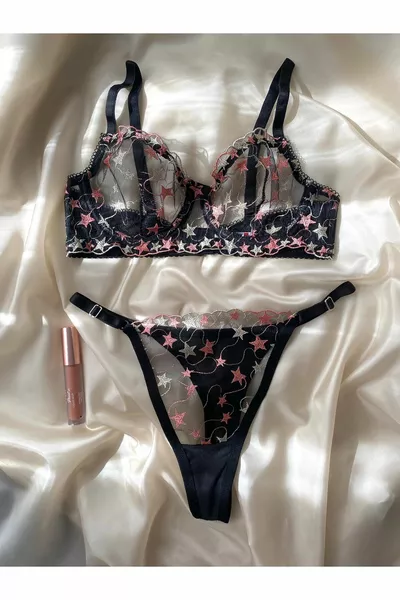 Set di Lingerie con Reggiseno a Balene in Tulle Ricamato Stella Nera e Perizoma - Lingerie Haven