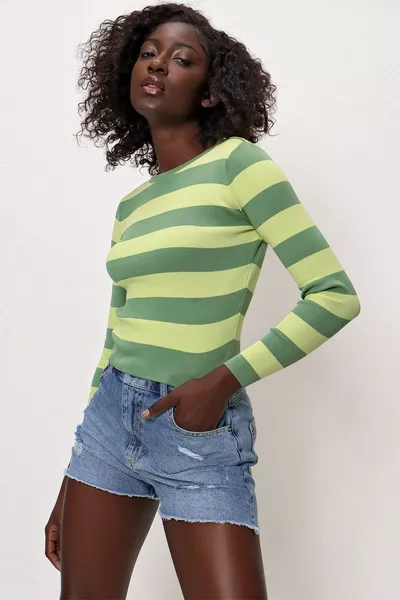 كنزة نسائية مخططة برقبة دائرية بلون أخضر ليموني 