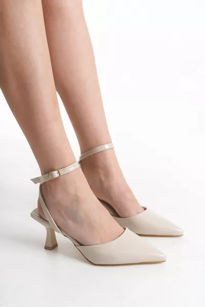 حذاء نسائي بيج بكعب قصير وحزام