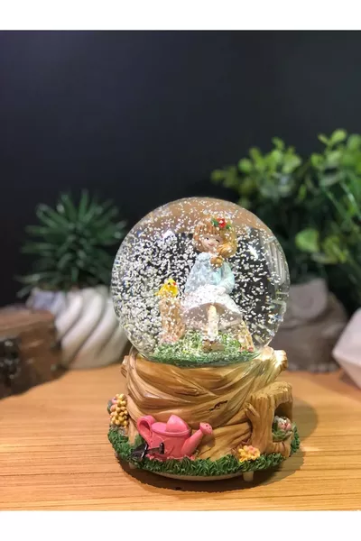 Любимо момиче и птица с музикални и светлинни ефекти голяма снежна топка, която пръска сама