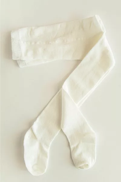 جوارب ضيّقة قطنية بلون عاجي