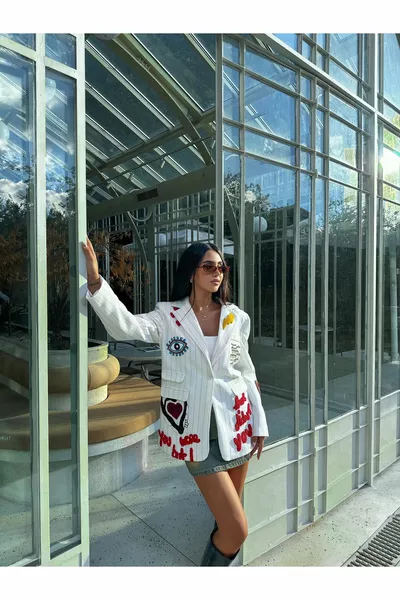 جاكيت بليزر نسائي بتفاصيل التطريز