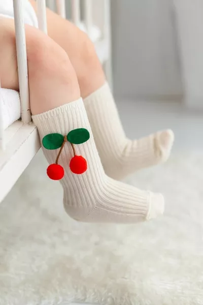 جوارب طفلة كريمية بكرز بطول الركبة