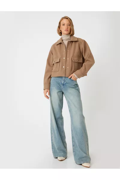 Късо палто от кашмир с джобове и копчета и яка като риза