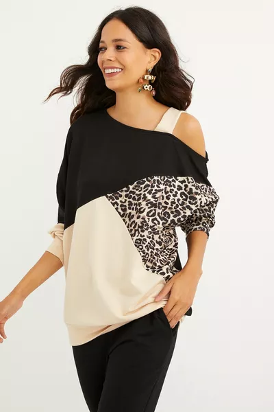 سويت شيرت نسائي بكتف واحد باللونين الجملي والأسود مع نقش الفهد 