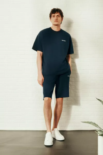 Tuta da uomo in cotone blu navy Comfort Fit, vestibilità comoda, con stampa, coulisse in vita e tasche laterali