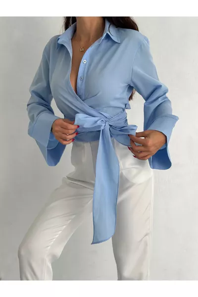 Camicia da donna blu con maniche spagnole, cintura in vita e allacciatura