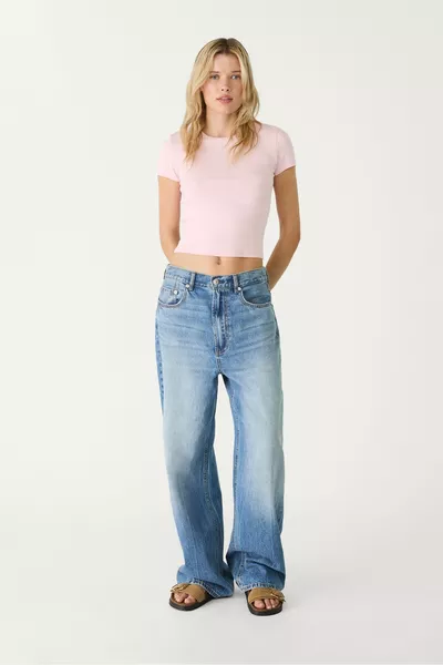 Тясна базова тениска