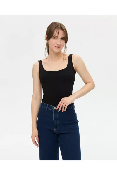 Schwarzes Damen-Top aus Bio-Baumwolle mit eingearbeitetem BH und tiefem Rückenausschnitt, breiten Trägern