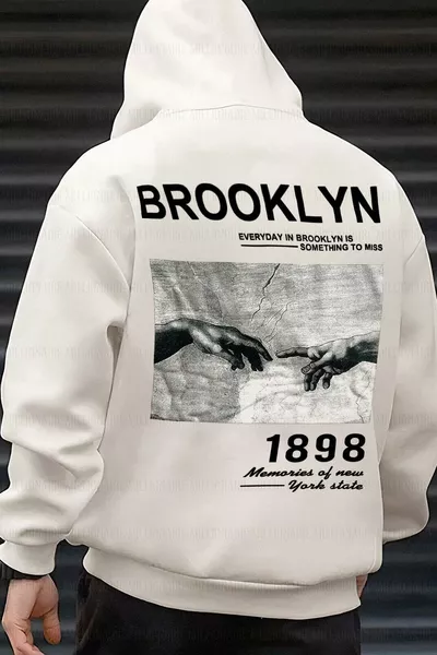 هودي رجالي بأكمام واسعة، بحجم كبير، منسوج بخيط ثلاثي، مبطن بالفرو، بلون أبيض مائل للكريم  مطبوع ومزود بغطاء رأس