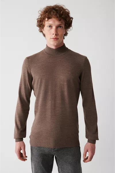 Мужской свитер из трикотажа с воротником-стойкой полуводолазкой, не линяющий, регулярного кроя, цвет «норка» 