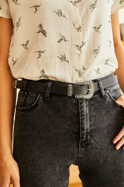 Cintura da donna in ecopelle con punta nera e dettaglio metallico 