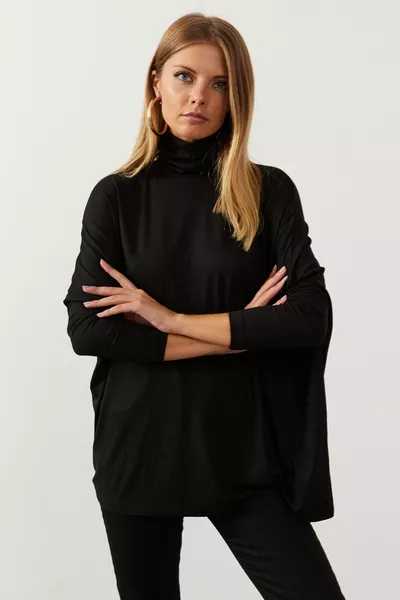 بلوزة نسائية بأكمام خفاش سوداء وياقة مرتفعة 