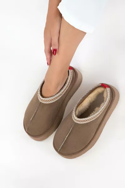 حذاء نسائي من المخمل الفئوي بلون الجوزة 