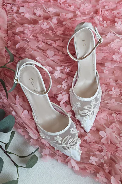 حذاء نسائي عروس يدوي الصنع مزين باللؤلؤ، بكعب رفيع وطرف مدبب