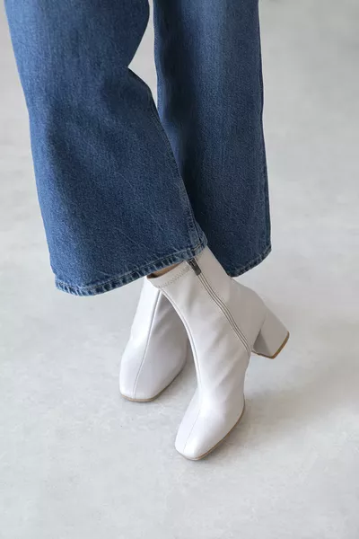 لوكاس حذاء نسائي من الجلد بتصميم مربع باللون البيج