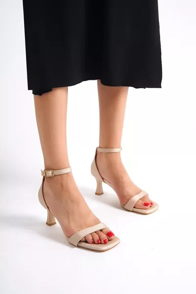 حذاء بكعب عالي بكأس وحزام واحد باللون البيج الفاتح