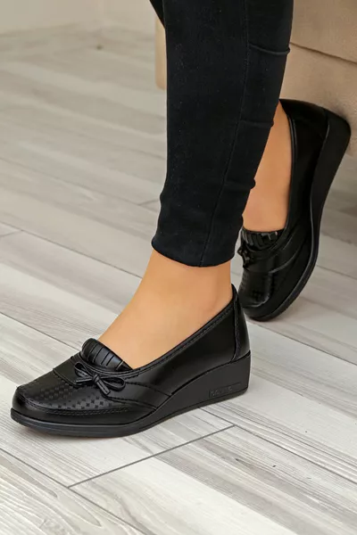 Orthopädischer Damenschuh mit weichem Fußbett