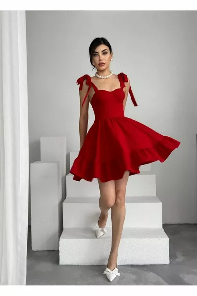 فستان قصير من طراز الأميرة بقصة واسعة مع تفصيل حزام