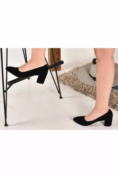 حذاء نسائي جانبي جلد سويدي أسود بكعب 5 سم