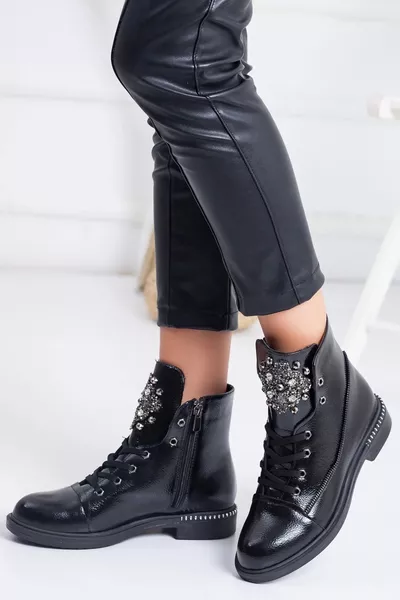 حذاء نسائي، حذاء أنيق حصري باللون الأسود مع أحجار. حذاء يومي ستايل ستون