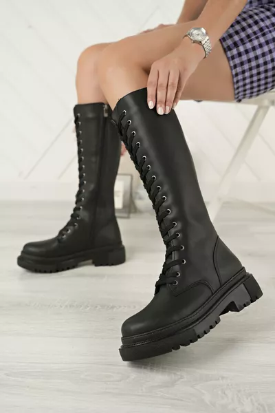 Zwarte leren dameslaarzen met veters en zijrits, geschikt voor dagelijks gebruik