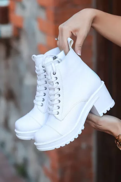 حذاء نسائي أبيض ليندا بقفل جانبي