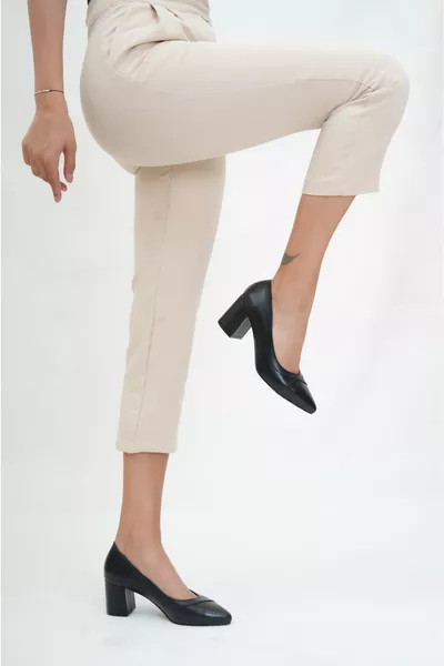 حذاء نسائي بكعب عالٍ من الجلد الطبيعي باللون الأسود 