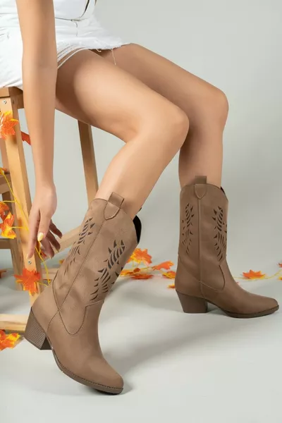 حذاء نسائي من المخمل الفئري بلون الجوز 