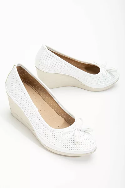 Белые женские туфли на платформе с лазерной резкой