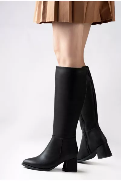 حذاء نسائي طويل من الجلد الأسود بسحاب، بنعل مسنن وطرف مدبب