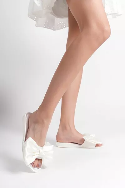 حذاء عروس بتفاصيل فيونكة من الساتان