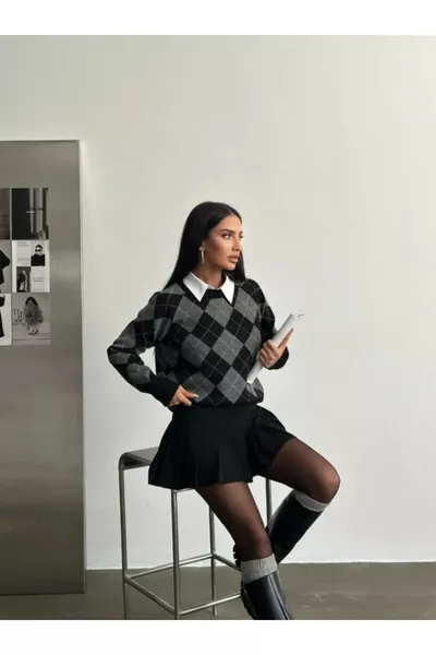 Женский трикотажный свитер в клетку