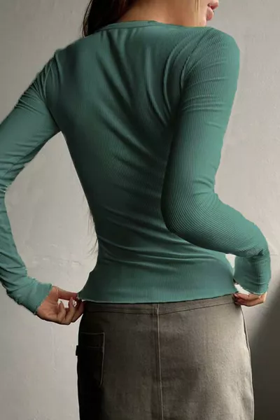 1 Дамска блуза с дълъг ръкав от рипсено трико в цвят зелена праскова с копчета и детайл с копчета на кръглата яка
