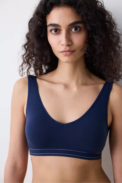 بلوز بحركة سلسة باللون الأزرق الداكن