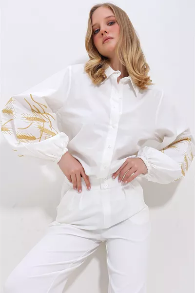 Damen Popelinehemd mit bestickten weißen Ärmeln 