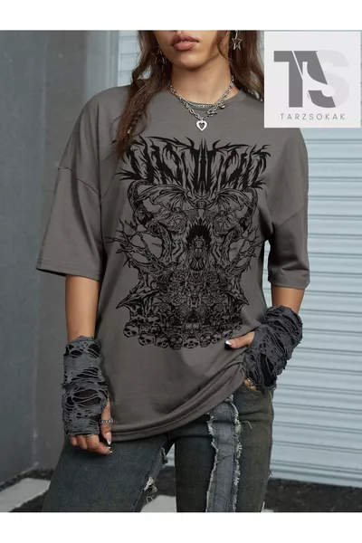 T-shirt Graffiti Grunge Punk con Teschio e Spalle a Goccia