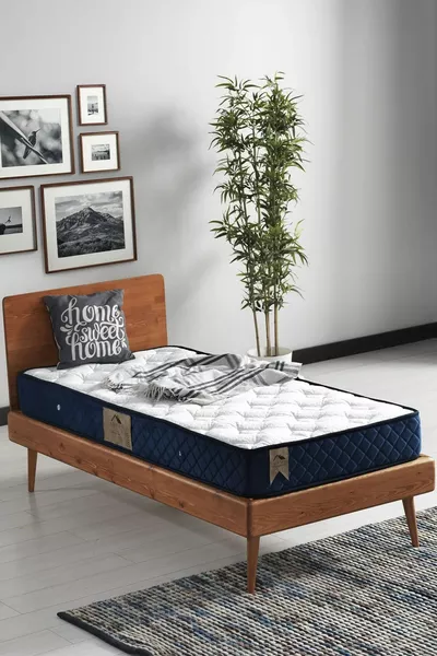 سرير أزرق لشخص واحد بغطاء من الريش وقماش محاك